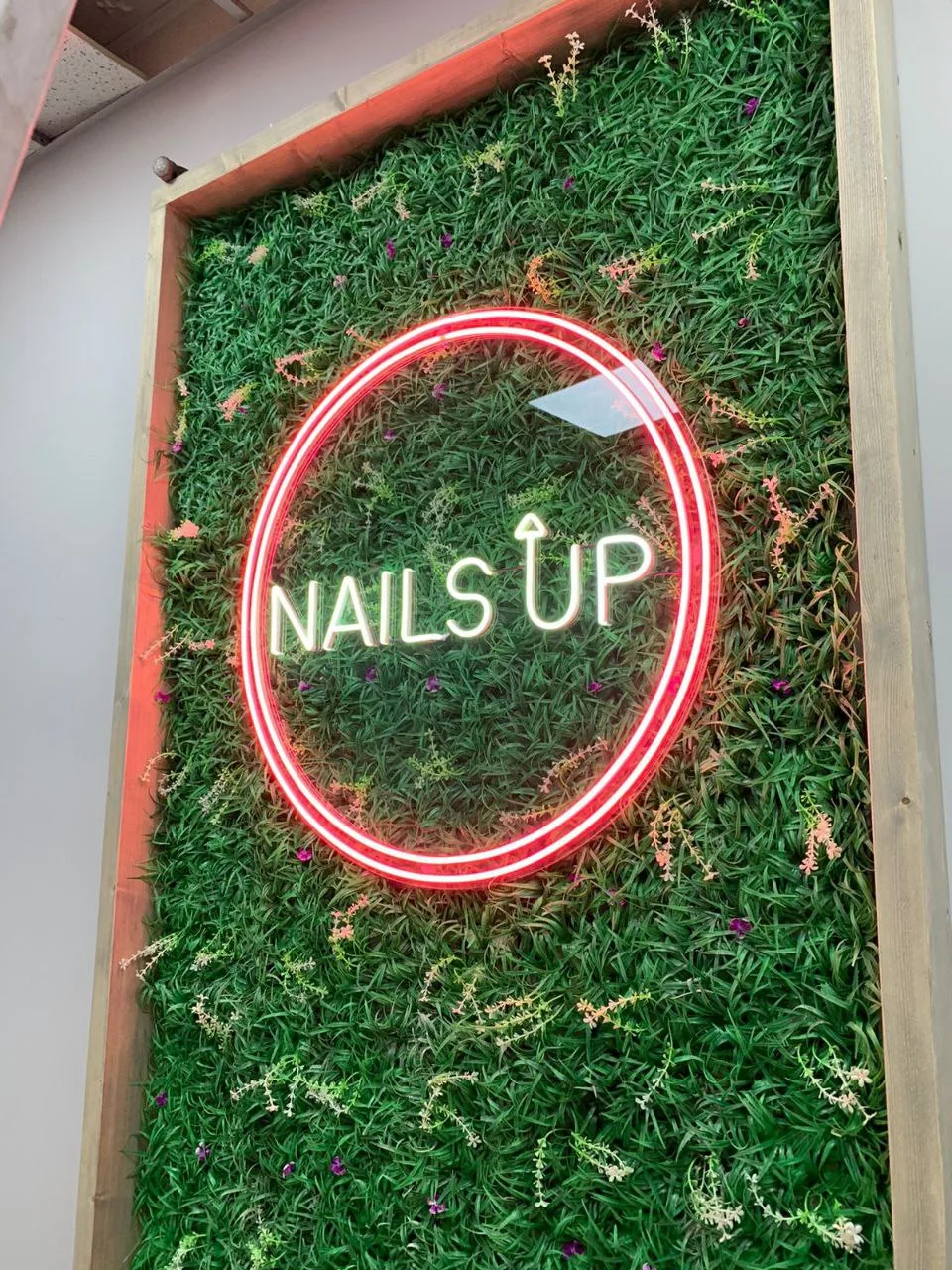 NAILS UP: неоновая вывеска на фитостене