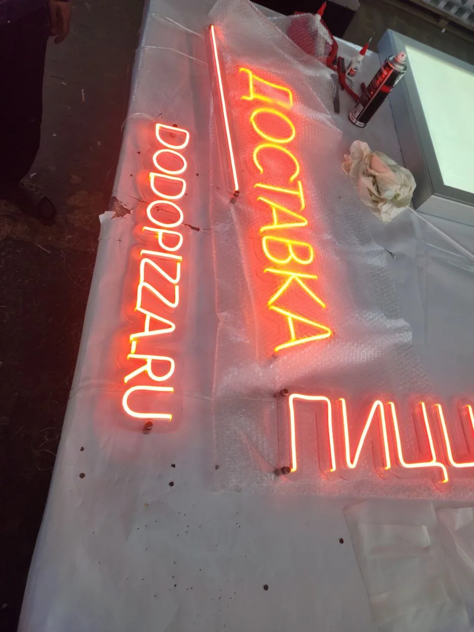 DOORPIZZA.RU: вывеска службы доставки